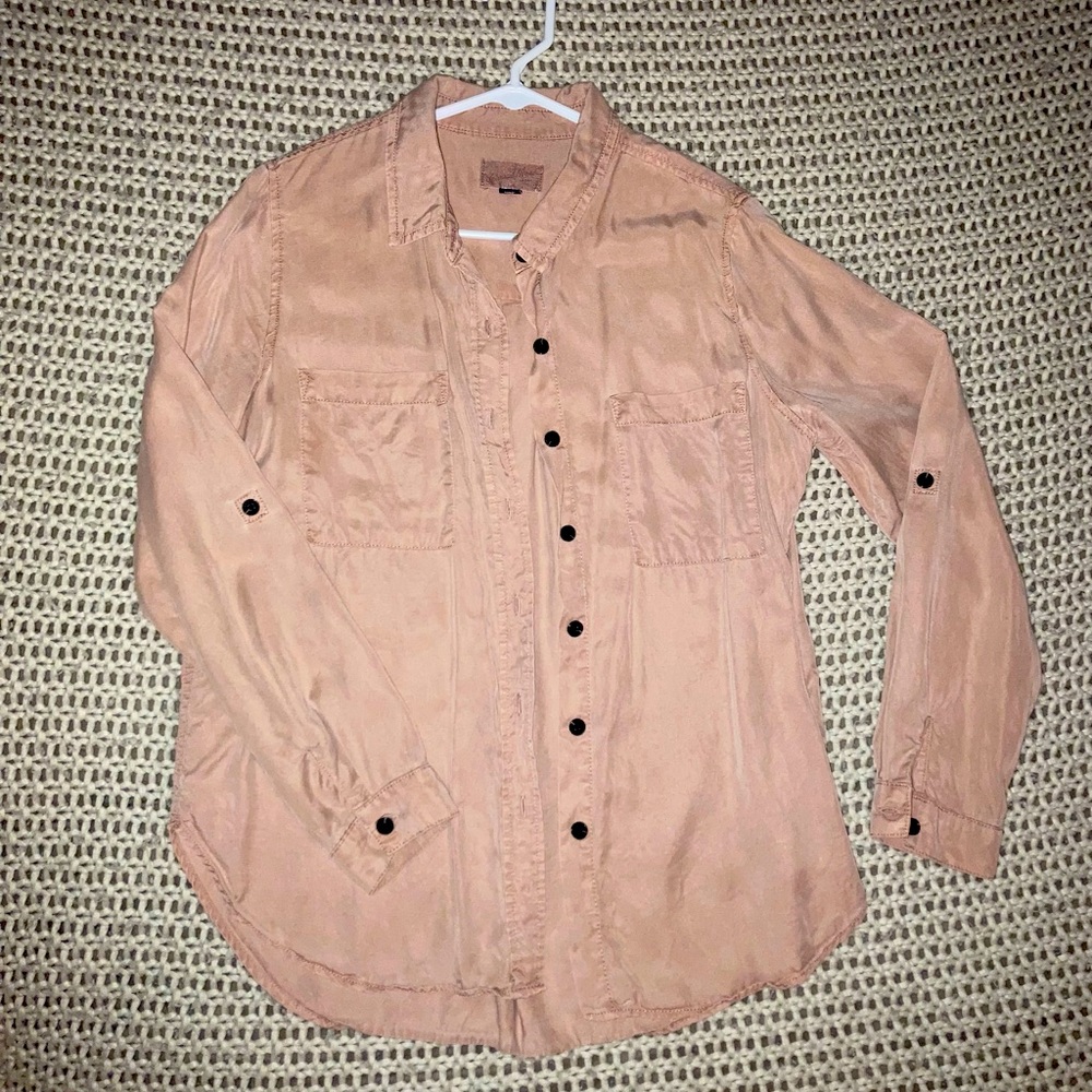 Size Medium 100% Lyocell Mauve Button up Collared Shirt.